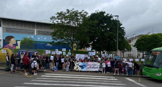 Protestas en defensa de la educación pública de calidad en el colegio público La Vallina, en Luanco.