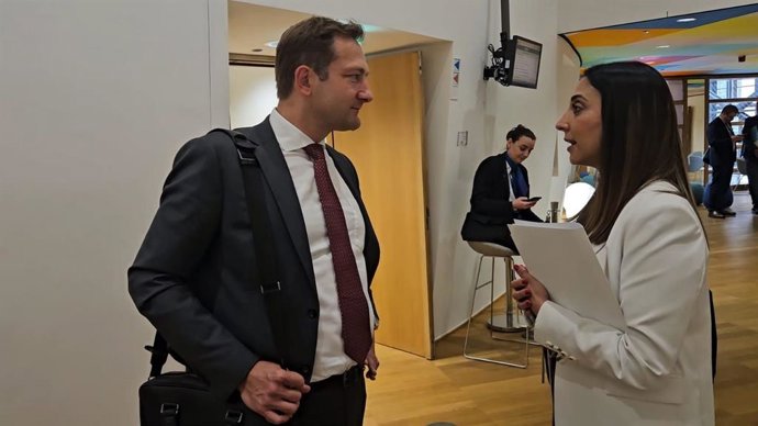 La consejera Sara Rubira con el comisario de Agricultura y Desarrollo Rural, Christophe Hansen, en Bruselas