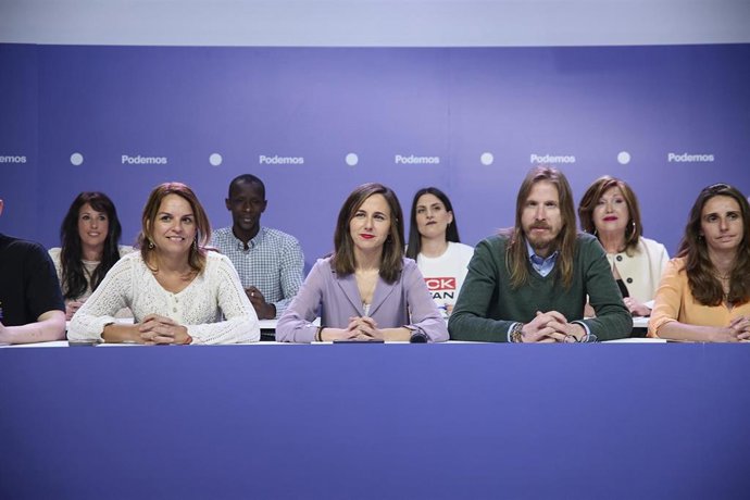 La secretaria general de Podemos, Ione Belarra (2i), y el secretario de Organización de Podemos, Pablo Fernández (2d), durante el Consejo Ciudadano Estatal (CCE) de Podemos, en la sede del partido, a 26 de abril de 2025, en Madrid (España).