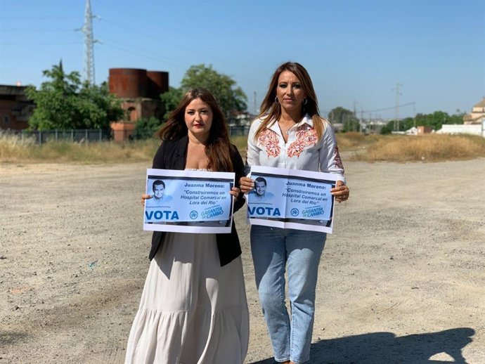 La parlamentaria socialista Verónica Pérez y la concejal del PSOE en Lora Sandra Pérez.