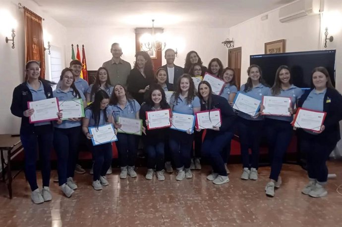 Jóvenes de Torreperogil tras finalizar su formación