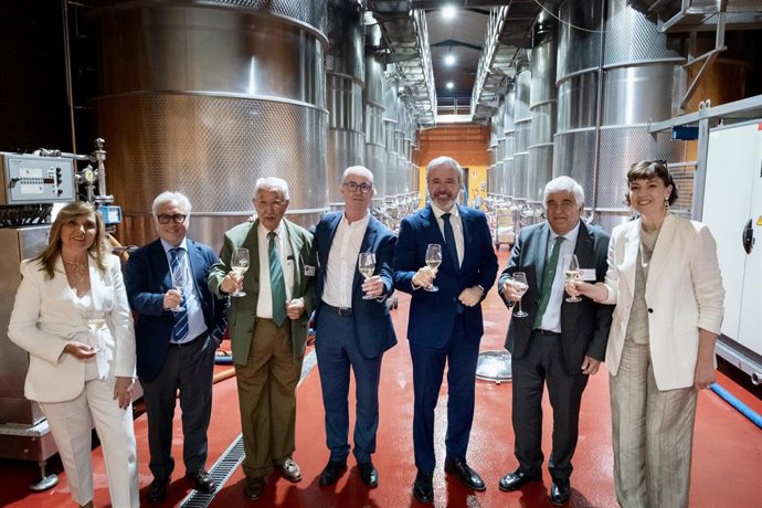 El presidente del Gobierno de Aragón, Jorge Azcón, en el centro, junto al consejero de Agricultura, Javier Rincón, segundo por la izquierda, en el VI Encuentro de Bodegas 'HablanDO SOMONTANO de este lunes en Barbastro.