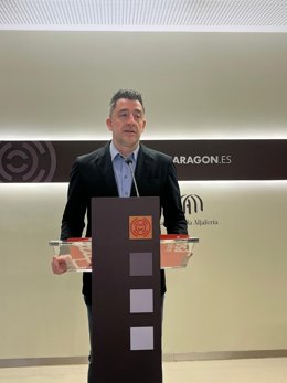El portavoz socialista en la Comisión de Sanidad de las Cortes de Aragón, Iván Carpi, en la sala de prensa de las Cortes de Aragón.