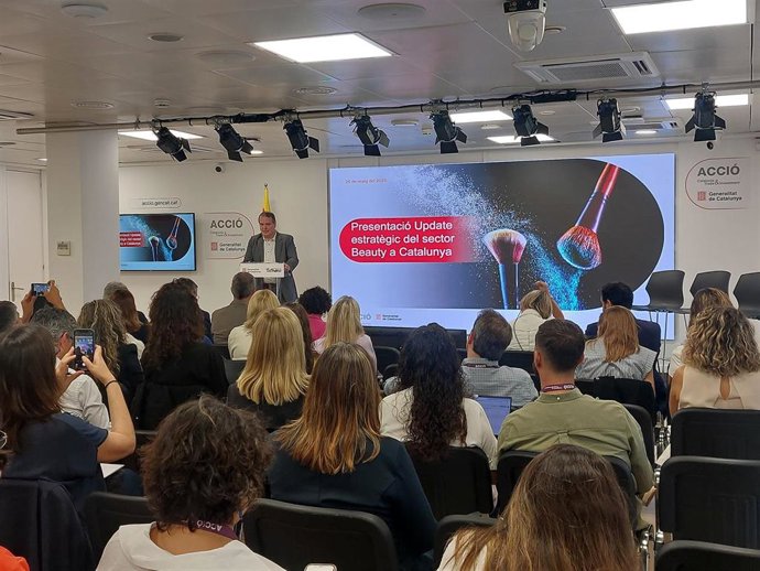 El director ejecutivo de Acció, Joan Romero, presentando el informe del 'Sector Beauty'