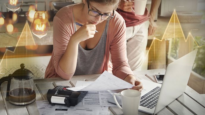 Mujer revisando facturas.