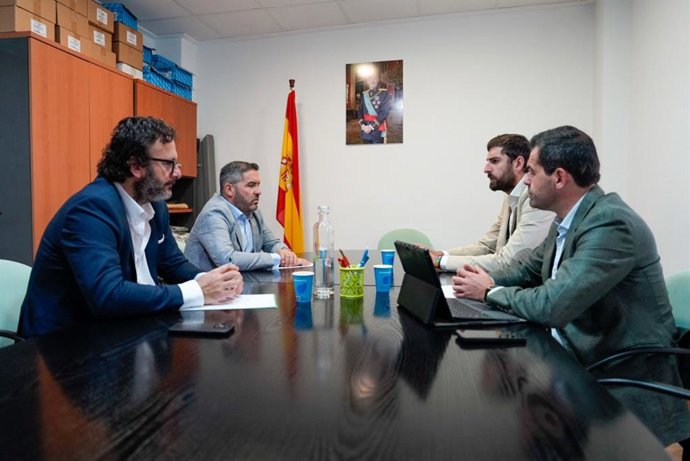 El presidente de Vox en la Región de Murcia, José Ángel Antelo, reunido con el presidente de la Confederación Regional de Organizaciones Empresariales de Murcia (CROEM), Miguel López Abad