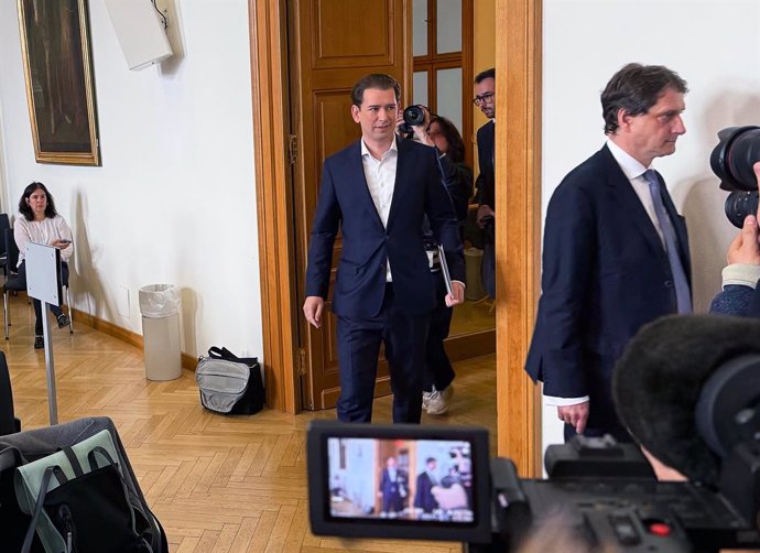 26 May 2025, Austria, Vienna: Sebastian Kurz (C), ex-chancellor of Austria, arrives for his appeal hearing at the Higher Regional Court. The former head of government was sentenced in the first instance to eight months in prison on probation for making fa