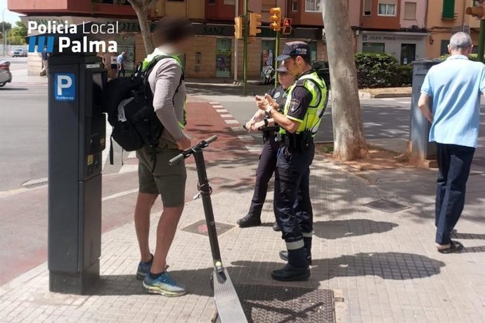 Más de 50 denuncias en Palma por infracciones relacionadas con patinetes eléctricos y venta ambulante
