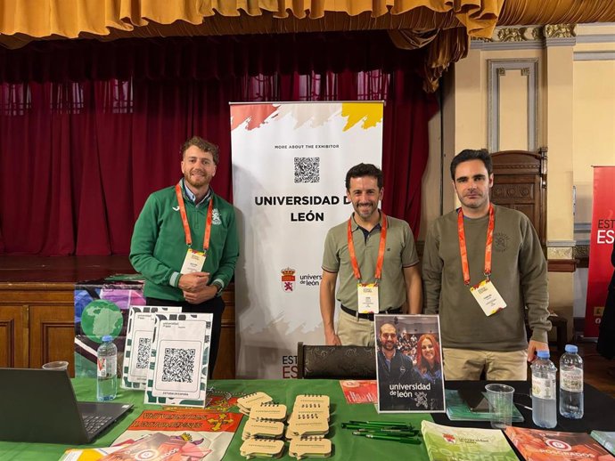 Miembros de la delegación de la Universidad de León presentes en las ferias ‘Estudiar en España’.