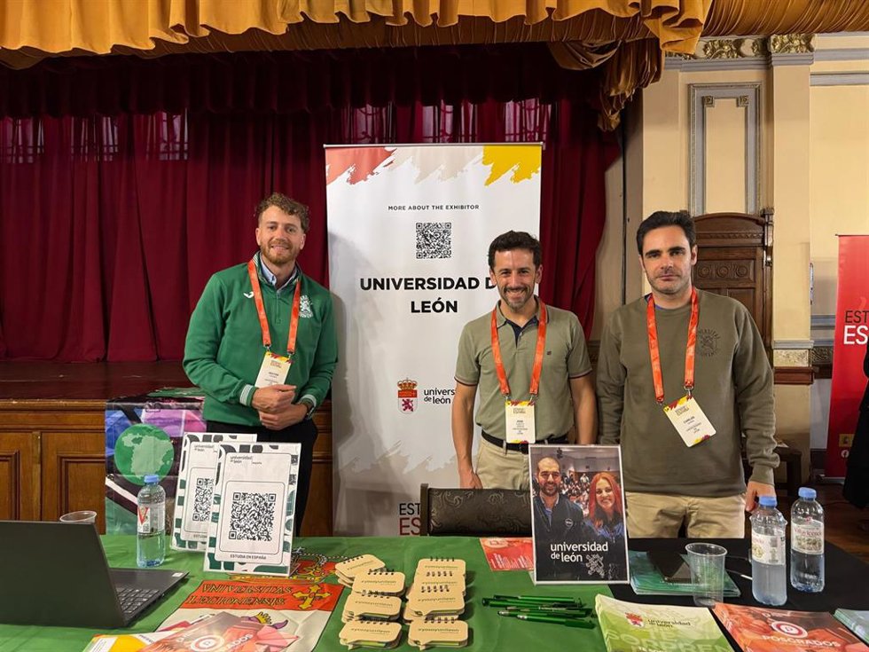 Miembros de la delegación de la Universidad de León presentes en las ferias Estudiar en España.