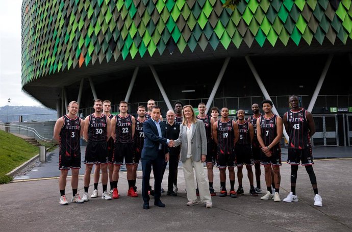 El presidente de BBK, Xabier Sagredo, y la presidenta del Surne Bilbao Basket, Isabel Iturbe, con la plantilla