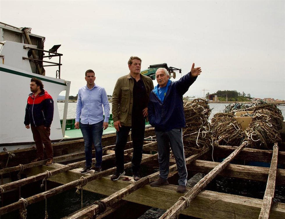 El secretario xeral del PSdeG, José Ramón Gómez Besteiro, en una batea en A Illa de Arousa