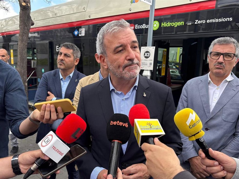 El alcalde de Barcelona, Jaume Collboni, en declaraciones a los medios este lunes en L'Hospitalet de Llobregat