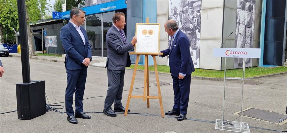 De izquierda a derecha, el viceconsejero de Industria del Principado de Asturias, Juan Carlos Campo; Félix Baragaño, presidenta de la Cámara de Comercio de Gijón y Pablo Junceda, subdirector general del Banco Sabadell.