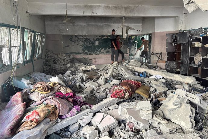 Palestinos inspeccionan los daños causados por un bombardeo del Ejército de Israel contra la escuela Fahmi al Yaryaui, situada en el norte de la Franja de Gaza y que acogía a desplazados, un ataque que ha dejado más de 30 muertos