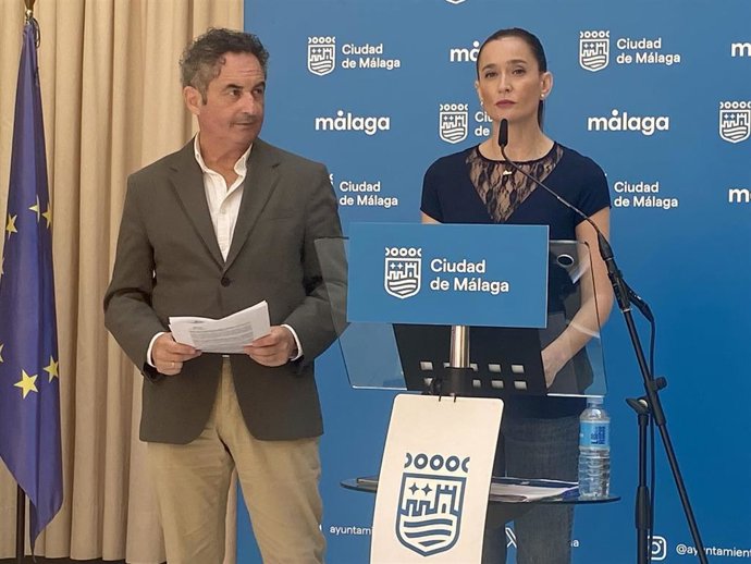 La portavoz municipal 'popular', Elisa Pérez de Siles, y el concejal delegado de Derechos Sociales, Diversidad, Igualdad y Accesibilidad, Francisco Cantos, en rueda de prensa