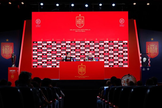 Luis de la Fuente em uma coletiva de imprensa após anunciar sua equipe para a Final Four da Liga das Nações 24-25.