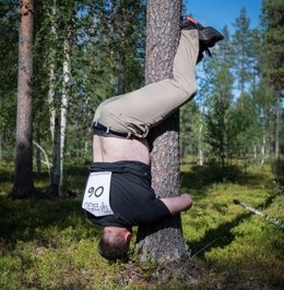 Finlandia acoge el Campeonato Mundial de abrazar árboles