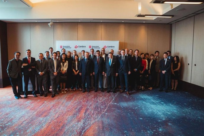 Miembros de la Cámara de Barcelona junto al presidente Salvador Illa en uno de los encuentros empresariales en Japón
