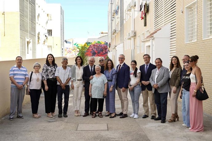 Rocío Díaz y otras autoridades junto a vecinos de las viviendas rehabilitadas.