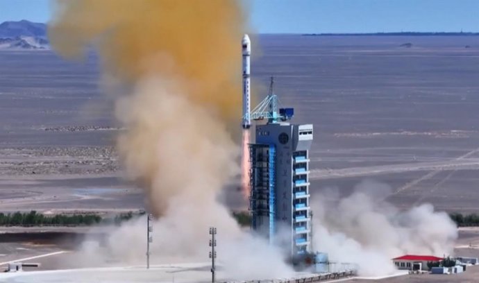 Lançamento, em 15 de maio, do foguete que transporta os primeiros doze satélites de uma constelação dedicada ao processamento de dados como um supercomputador no espaço, com o auxílio da Inteligência Artificial.
