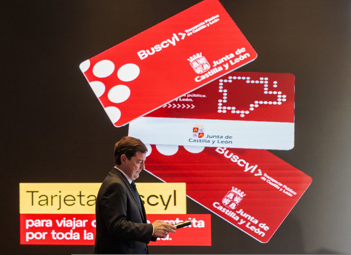 El presidente de la Junta, Alfonso Fernández Mañueco, presenta la nueva tarjeta BusCyL.
