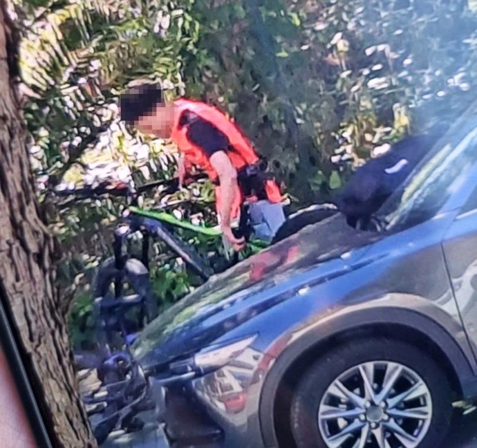 El presunto autor robando dos bicicletas eléctricas