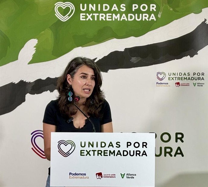 La portavoz de Unidas por Extremadura, Irene de Miguel, ofrece una rueda de prensa
