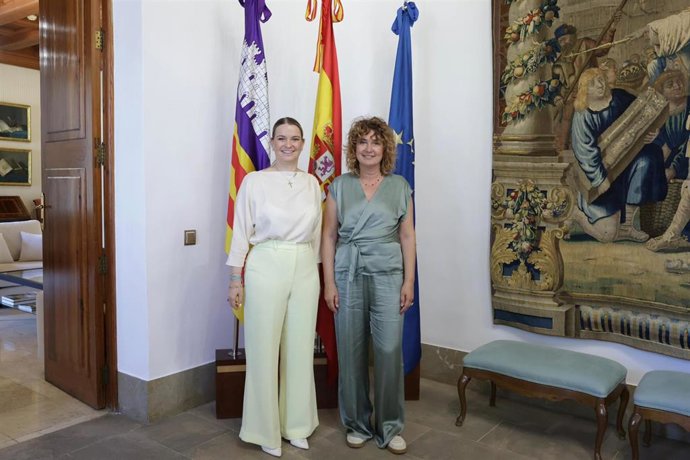 La presidenta del Govern, Marga Prohens, recibe en audiencia a la alcaldesa de Porreres, Francisca Mora.