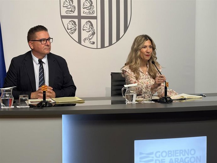 La vicepresidenta del Gobierno de Aragón, Mar Vaquero, y el director general de Transparencia, Miguel Ángel Lafuente.