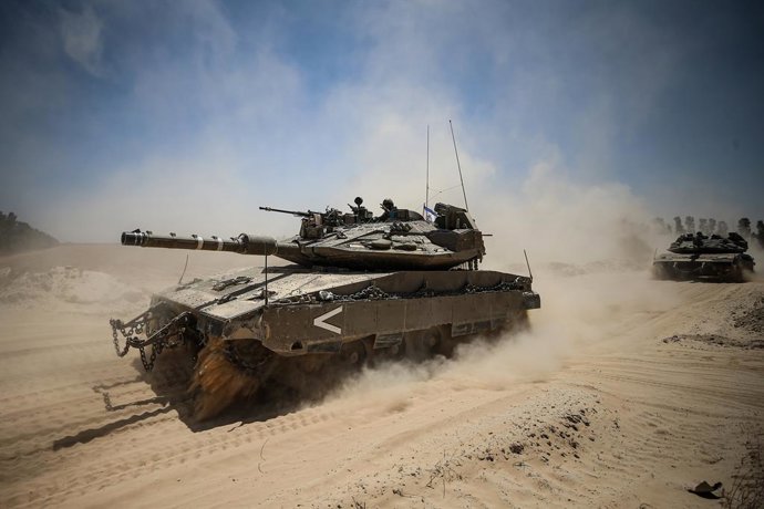 20 de maio de 2025, ---: Tanques do exército israelense são posicionados na fronteira sul de Israel com a Faixa de Gaza, em meio à guerra em andamento com o Hamas. As forças armadas de Israel anunciaram a expansão de suas operações, dizendo que o objetivo