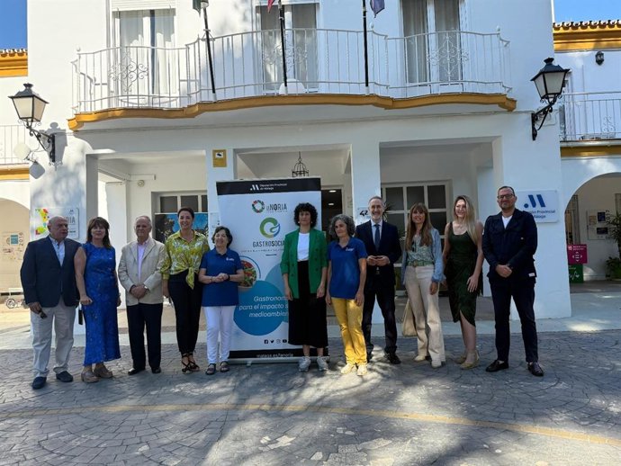 La vicepresidenta de Diputación, Antonio Ledesma; María Victoria Palomares, presidenta de Alerma; Joaquín Ramírez, de CaixaBank; Rocío González, de El Pimpi;  Sonia Ordóñez, de Davante; Leandro Martínez, de Bidafarma; y Jesús Moreno, La Carta Malacitana.
