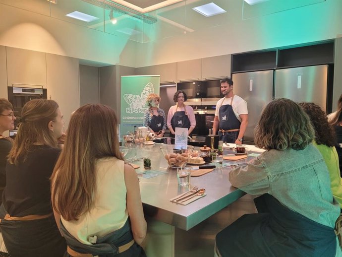 El chef y enfermero Jorge Saludable, junto con algunos participantes en el showcooking para pacientes de hipoparatiroidismo “Hipopara-Ti”