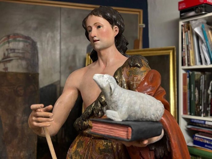 El Ayuntamiento de Alcalá restaura la talla del siglo XVII de San Juan Bautista de la parroquia de Santiago.