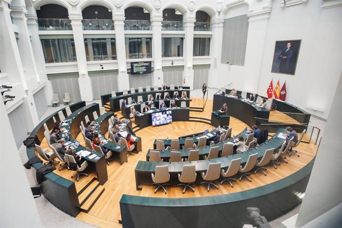 Archivo - Asistentes a una sesión plenaria, en el Palacio de Cibeles, a 29 de diciembre de 2021, en Madrid, (España). El pleno está marcado por la aprobación del presupuesto del Ayuntamiento de Madrid para 2022 con el 'sí' del Gobierno municipal y los tre