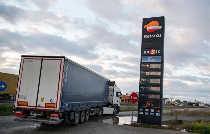 Archivo - Un camión pasa al lado de una gasolinera.