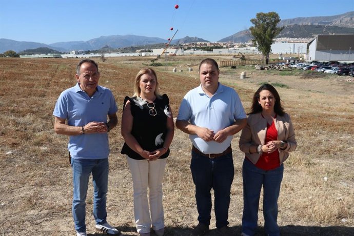 Parlamentarios socialistas junto a los terrenos donde se construye la nueva lavandería