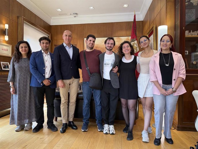 El alcalde de León, José Antonio Diez (tercero por la izquierda), durante la recepción este lunes en el Consistorio de San Marcelo a varios representantes de AEGEE-León.