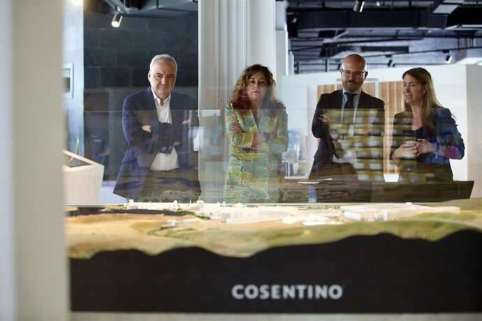 La consejera andaluza de Desarrollo Educativo y FP, María del Carmen Castillo, visita las instalaciones de Cosentino.