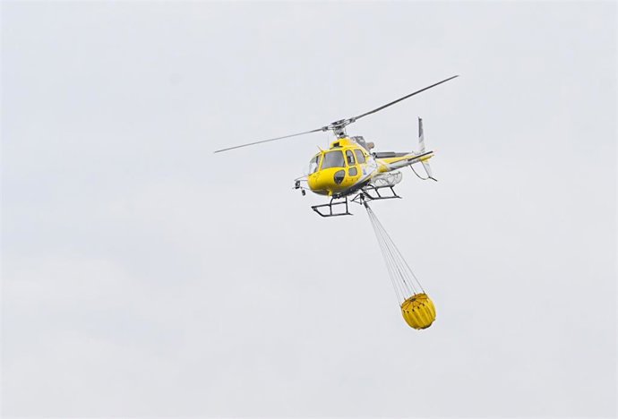 Archivo - Operativos trabajan en el incendio forestal de Jaizkibel, a 20 de marzo de 2025, en Pasaia, Guipúzcoa, País Vasco (España).