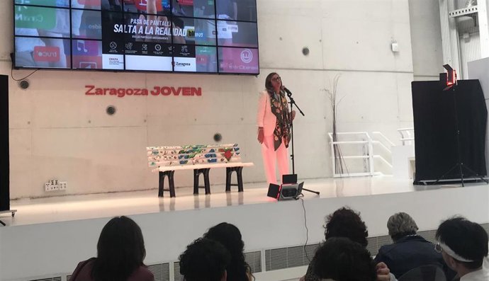 La consejera municipal de Políticas Sociales, Marian Orós, presenta la campaña de prevencion de adicción a la tecnología 'Pasa de pantalla, salta a la realidad'