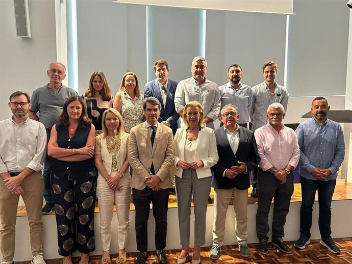 La vicepresidenta María Francisca Caracuel ha inaugurado la cita junto a consejeros del Departamento de Corporaciones Locales de la Cámara de Cuentas, Miguel Contreras y Jaime J. Domingo, y las coordinadoras Encarna Villegas y Nuria Mendoza.
