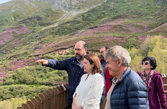 La delegada del Gobierno, Adriana Lastra, en su visitra a Somiedo.