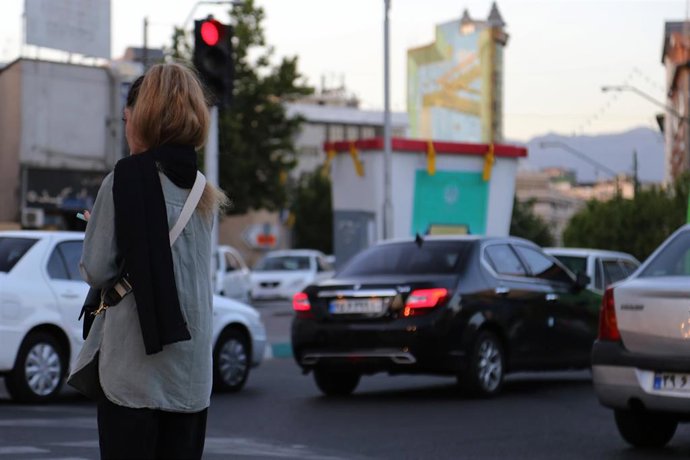 Archivo - Una mujer sin el obligatorio velo en una calle de la capital de Irán, Teherán (archivo)