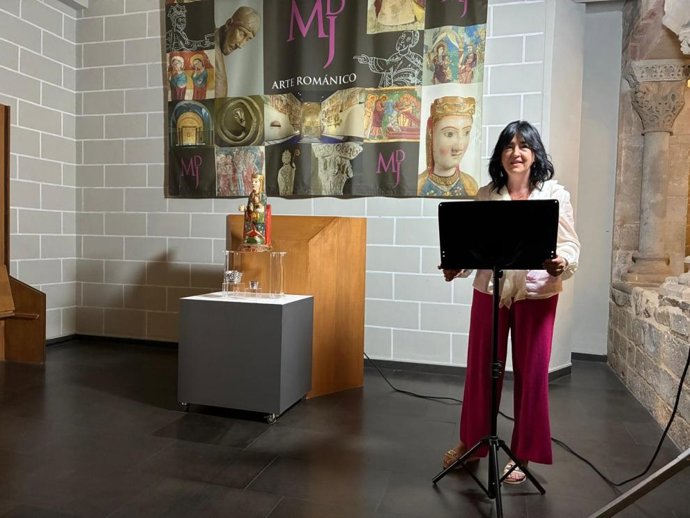 La directora general de Patrimonio Cultural, Gloria Pérez, durante la presentación de la talla restaurada.