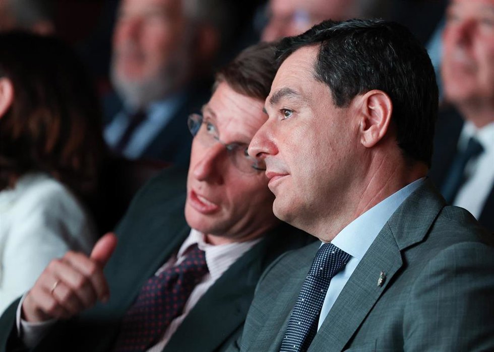 El presidente de la Junta de Andalucía, Juanma Moreno (D), y el alcalde de Madrid, José Luis Martínez-Almeida (I), durante la presentación de la nueva estrategia andaluza para la atracción de inversión extranjera bajo la marca Invest in Andalucía, en el