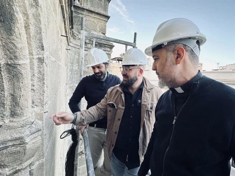 El alcalde de El Puerto de Santa María (Cádiz), Germán Beardo, en una visita a las obras en la Basílica Menor de Nuestra Señora de los Milagros