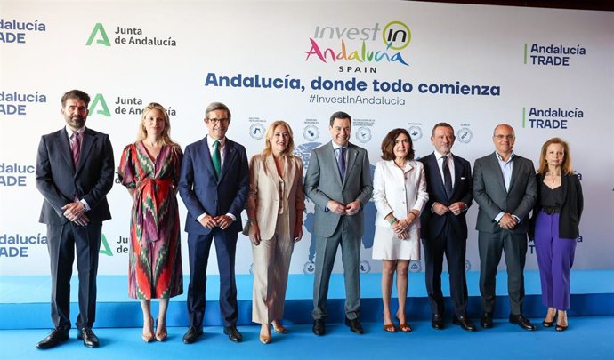 El presidente de la Junta de Andalucía, Juanma Moreno (5D), antes de presentar la nueva estrategia andaluza para la atracción de inversión extranjera, 'Invest in Andalucía', en el Museo Reina Sofía, a 26 de mayo de 2025, en Madrid (España).