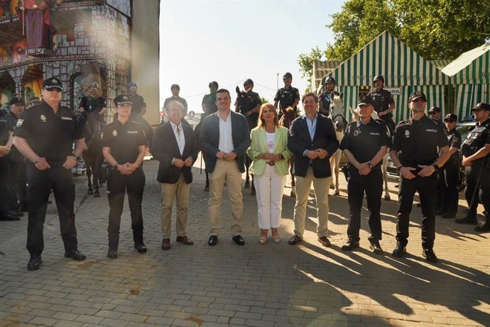 Visita de las autoridades a la comisaría conjunta en el recinto ferial de El Arenal.