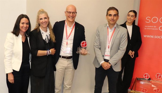 Ana Navarro, África Gotor y Fracisco Conde recogen el premio concedido a la Diputación.